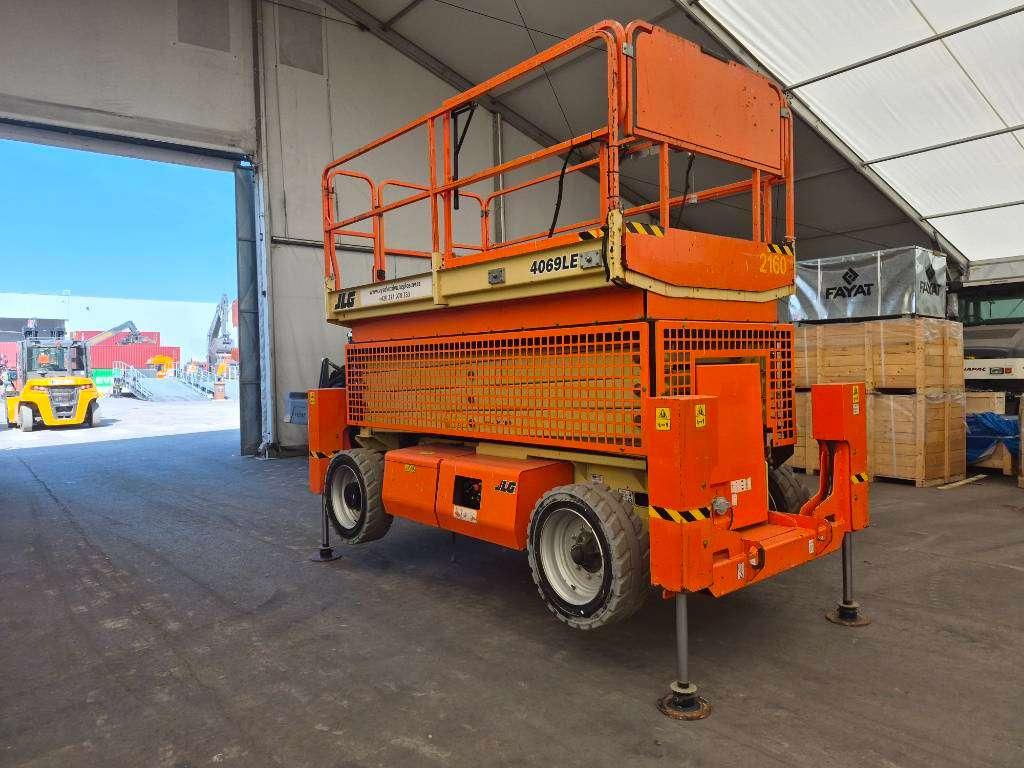 JLG 4096LE + Outiggers (Multiple units available) Photo 10