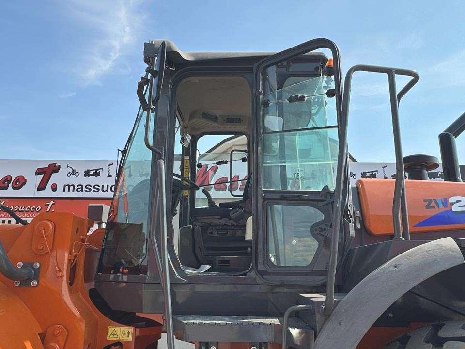 Hitachi ZW220 Photo 14