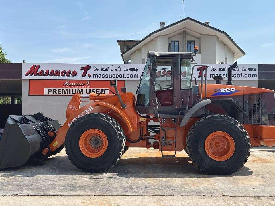 Hitachi ZW220 Photo 2