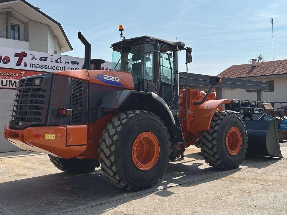 Hitachi ZW220 Photo 22