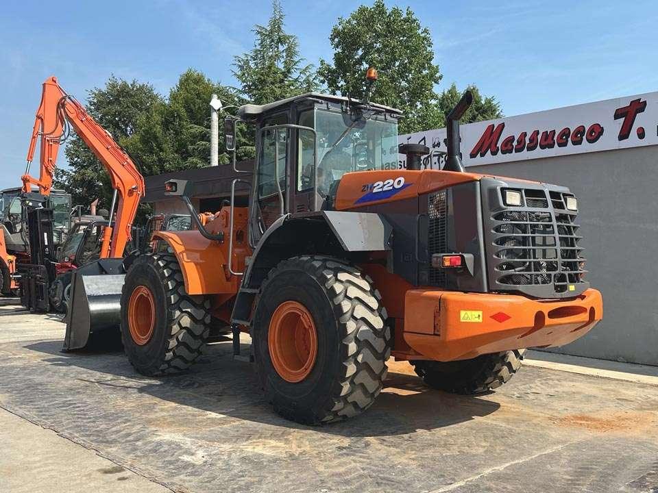 Hitachi ZW220 Photo 3