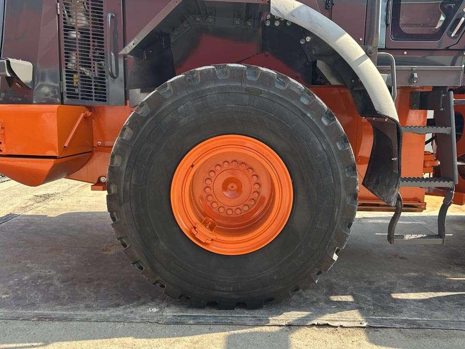 Hitachi ZW220 Photo 4