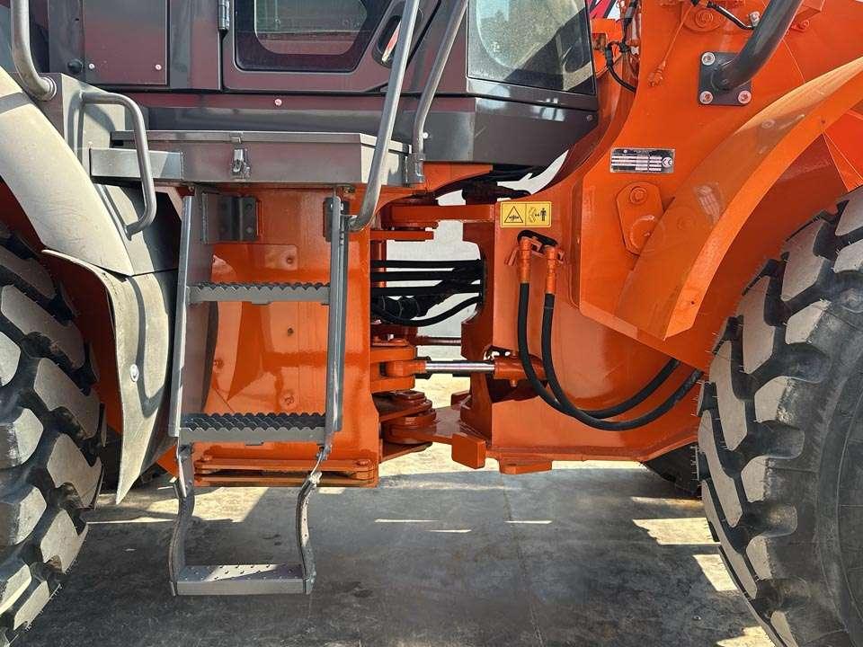 Hitachi ZW220 Photo 6