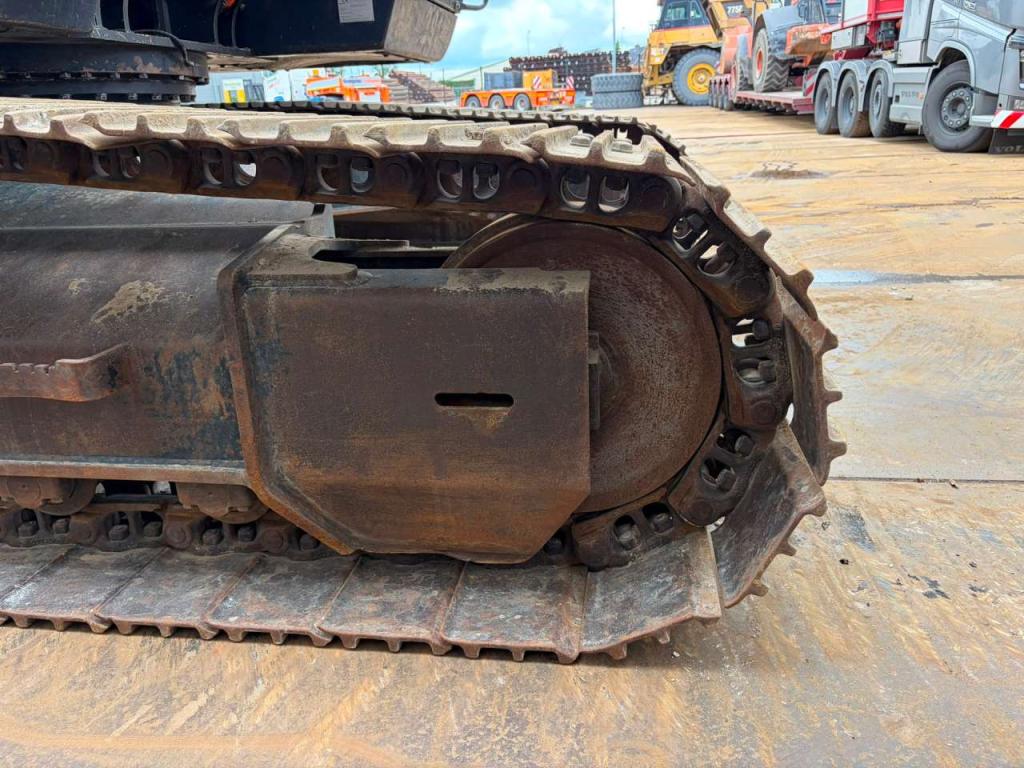 Hitachi ZX210LC-6 Photo 16