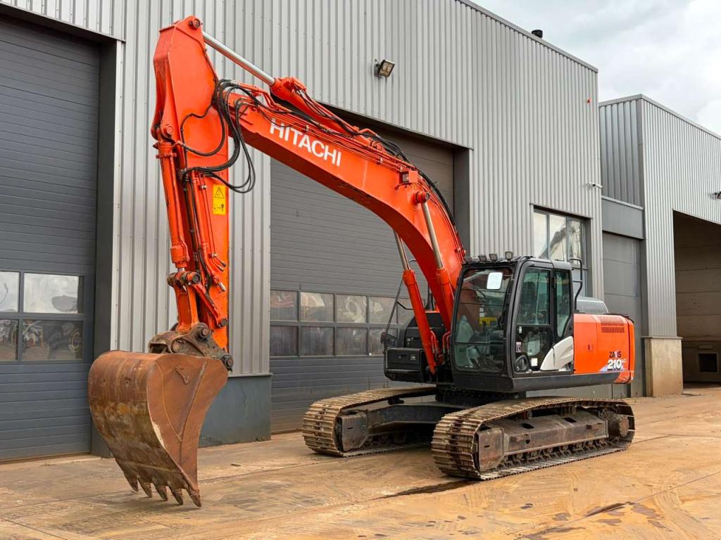 Hitachi ZX210LC-6 Photo 2
