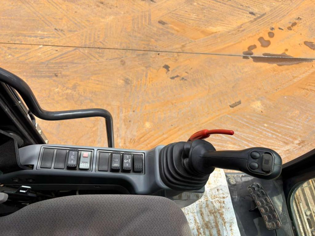 Hitachi ZX210LC-6 Photo 25