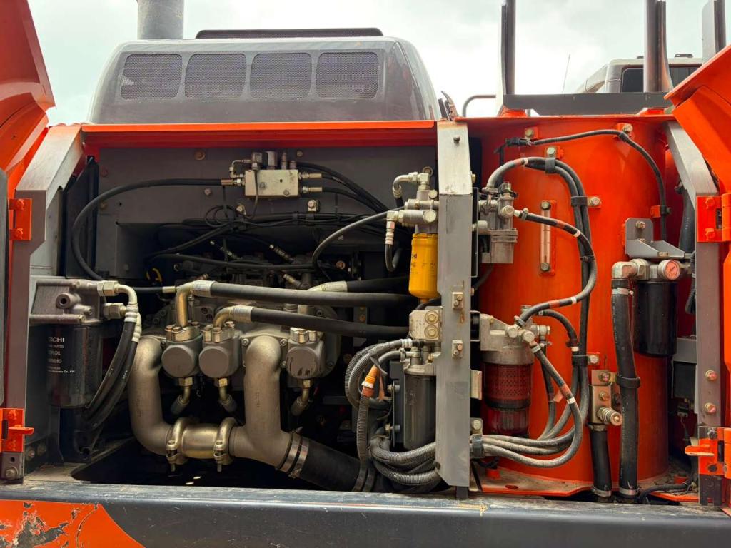 Hitachi ZX210LC-6 Photo 27