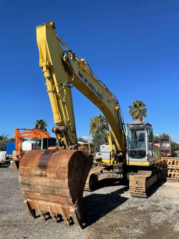 New Holland E 265B Photo 3