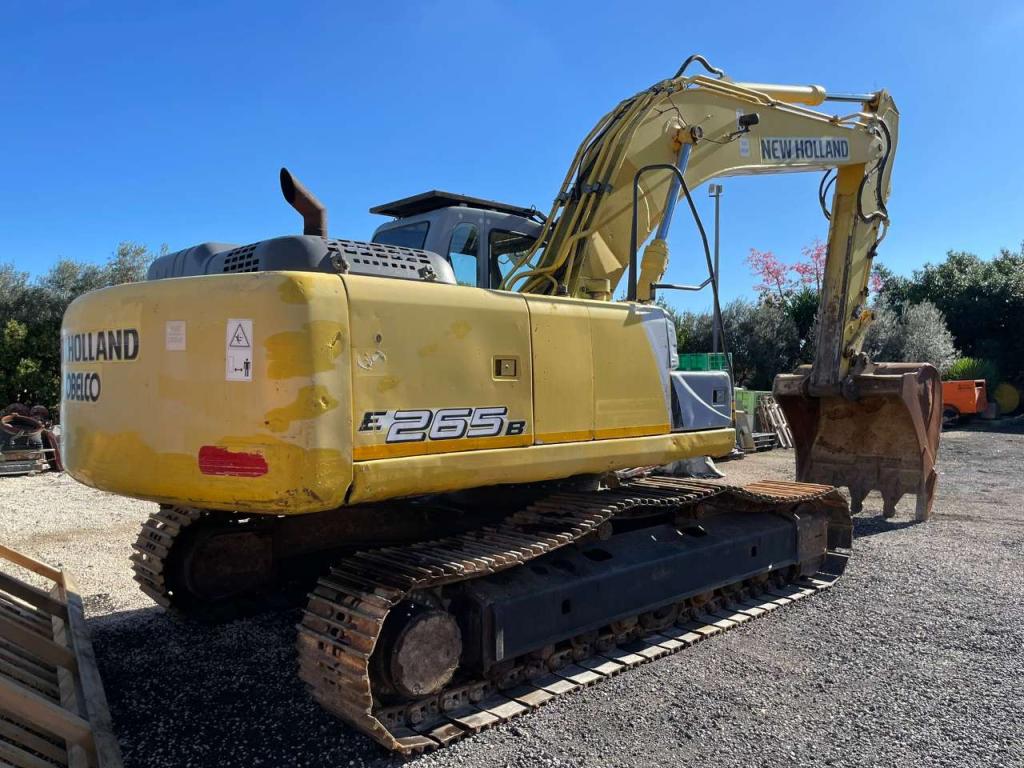 New Holland E 265B Photo 4