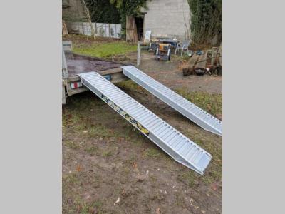 Coppia di rampe in alluminio Lunghezza 3.000 mm - Portata 3.710 kg en vente par Progetto Rampe