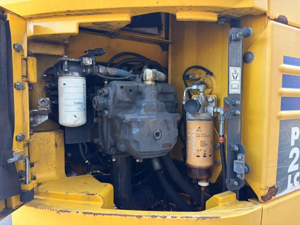 Komatsu PC228USLC-8 Photo 29