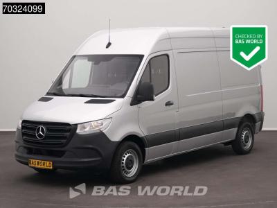 Mercedes-Benz Sprinter 215 CDI Automaat 150pk L2H2 MBUX Camera Airco Parkeersensoren CarPlay Euro6 L2 A/C en vente par BAS World B.V.