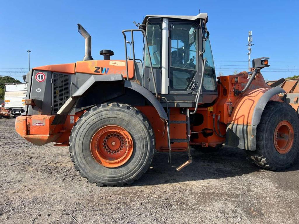 Hitachi ZX220 Photo 2
