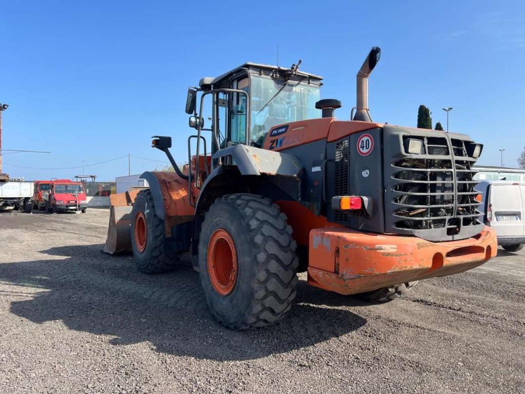 Hitachi ZX220 Photo 7