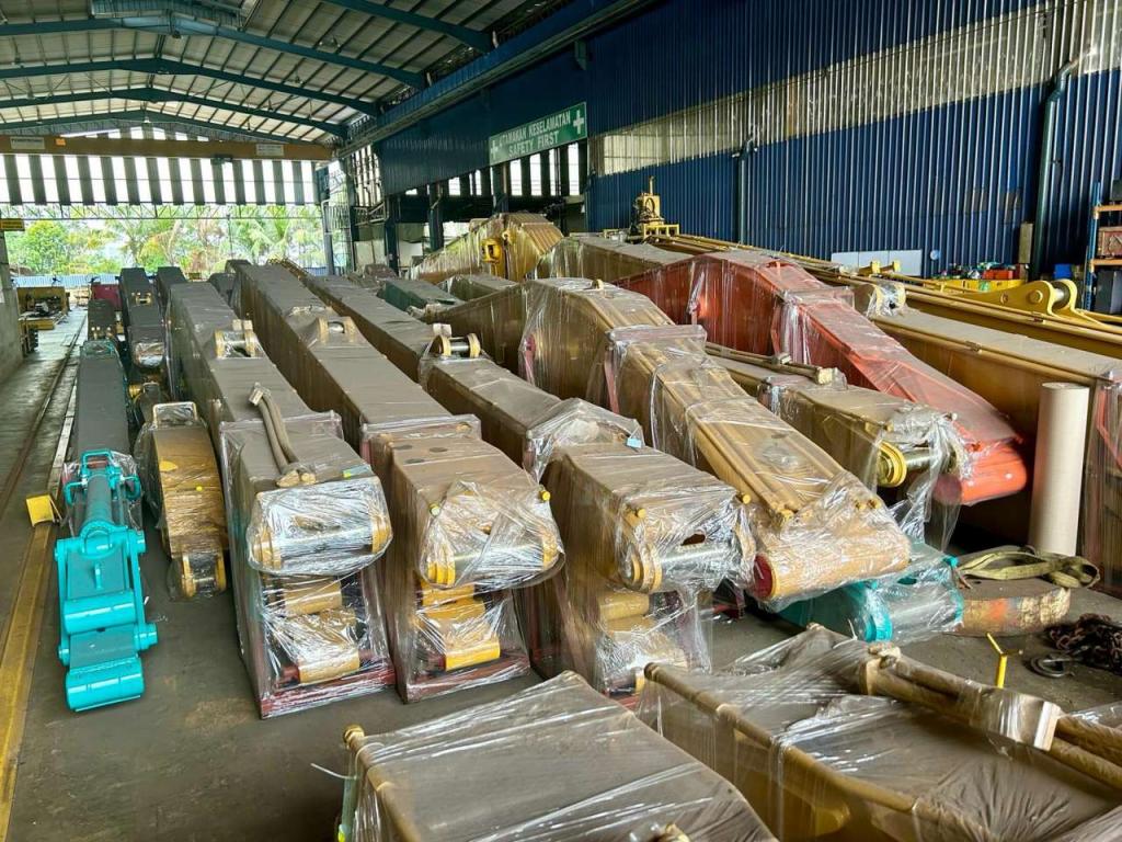 Hyundai long reach boom Photo 3