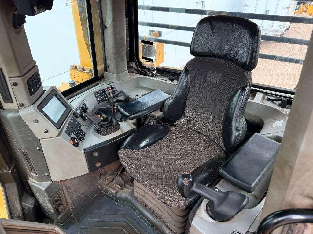 Caterpillar D8T LGP - German Machine / Ripper Valve Photo 8
