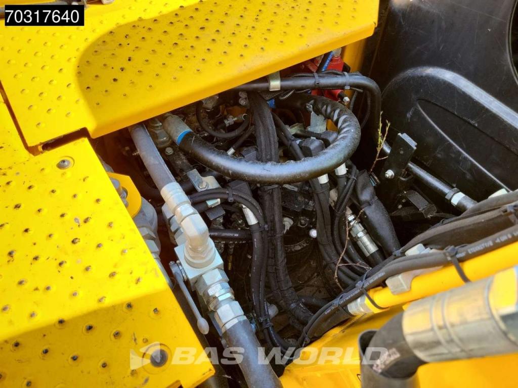 JCB JS131 LC Photo 19