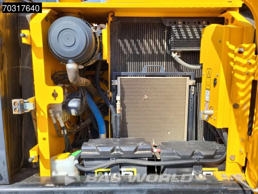 JCB JS131 LC Photo 21