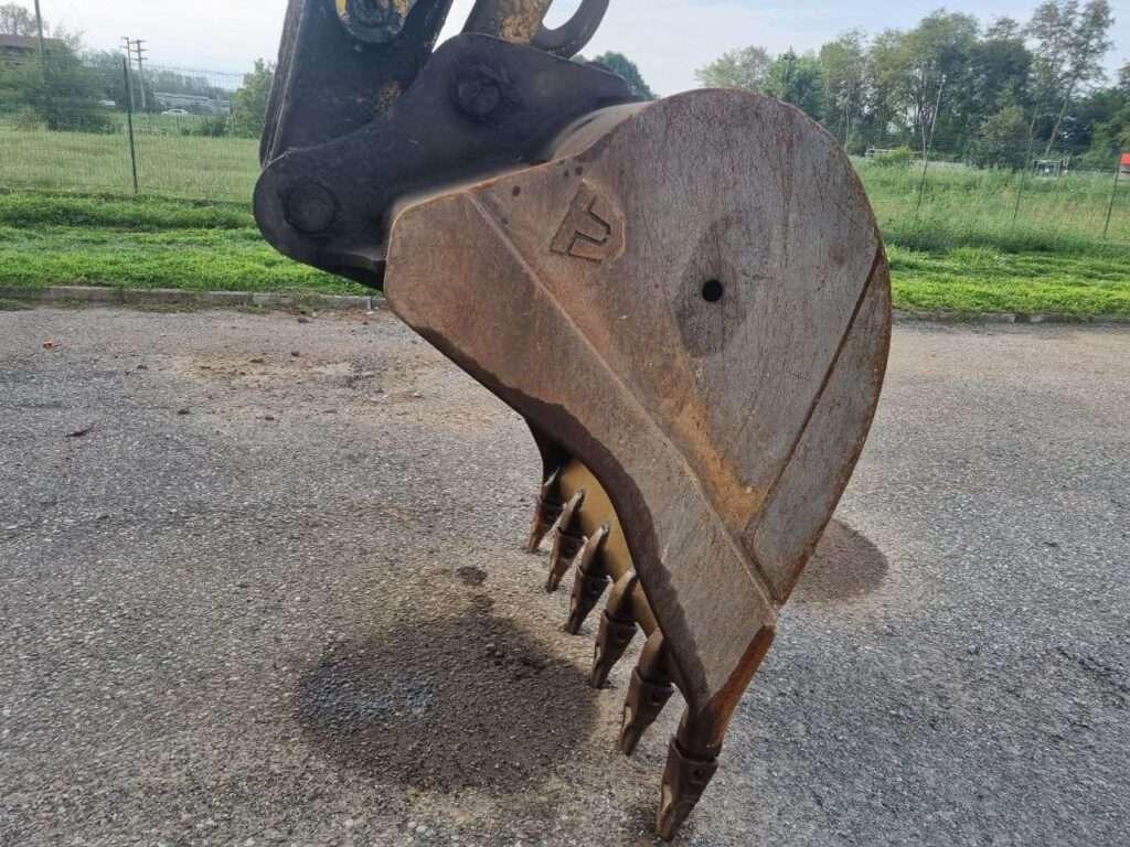 New Holland Kobelco E235 Photo 2