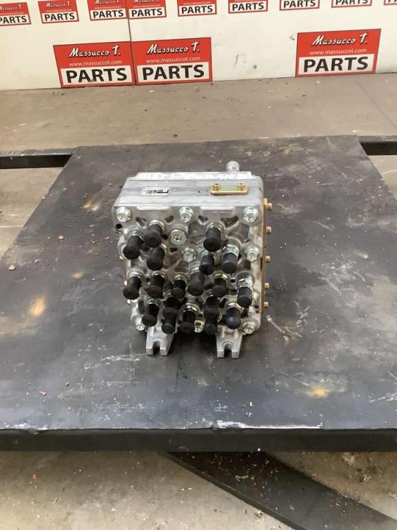 Distributeur hydraulique pour Hitachi ZX135US-7 Photo 1