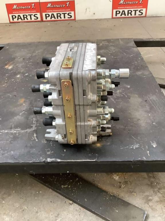 Distributeur hydraulique pour Hitachi ZX135US-7 Photo 2