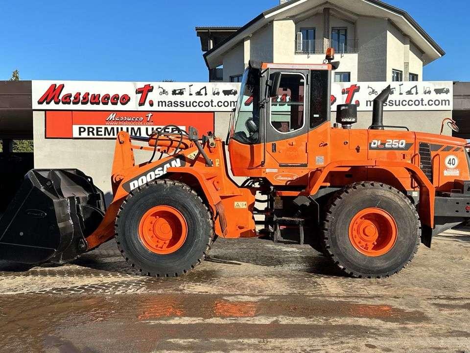 Doosan DL250 Photo 1