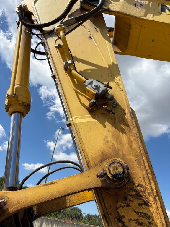 New Holland E385B Photo 10