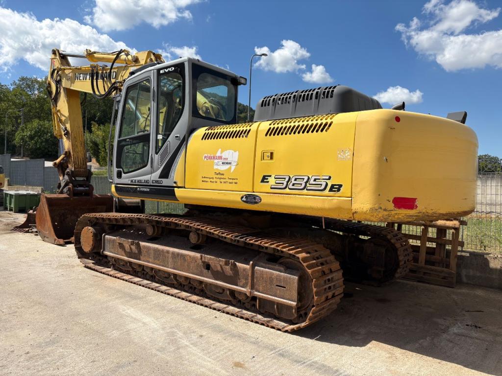 New Holland E385B Photo 2