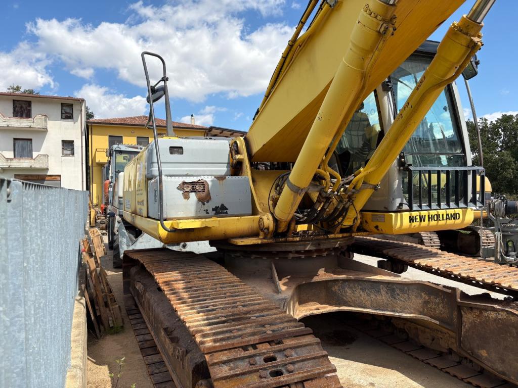 New Holland E385B Photo 3