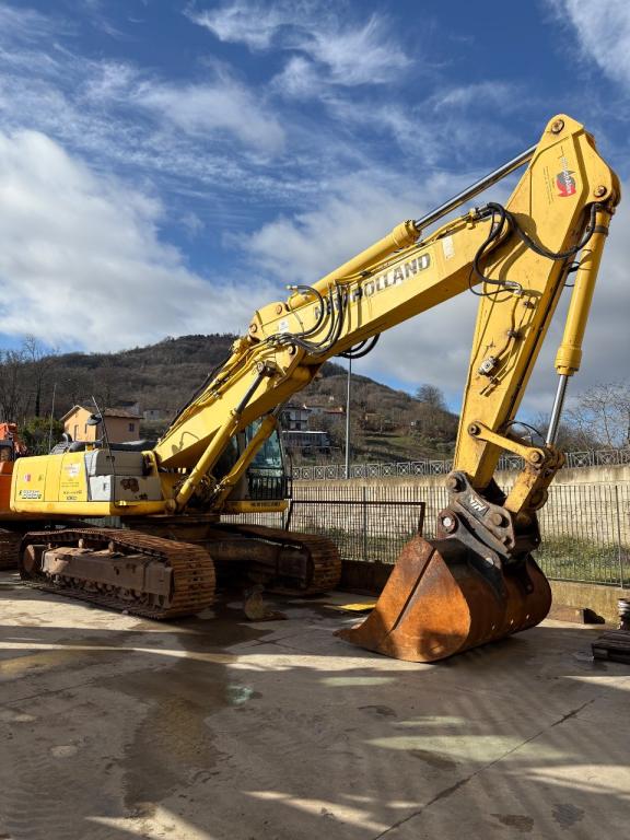 New Holland E385B Photo 4