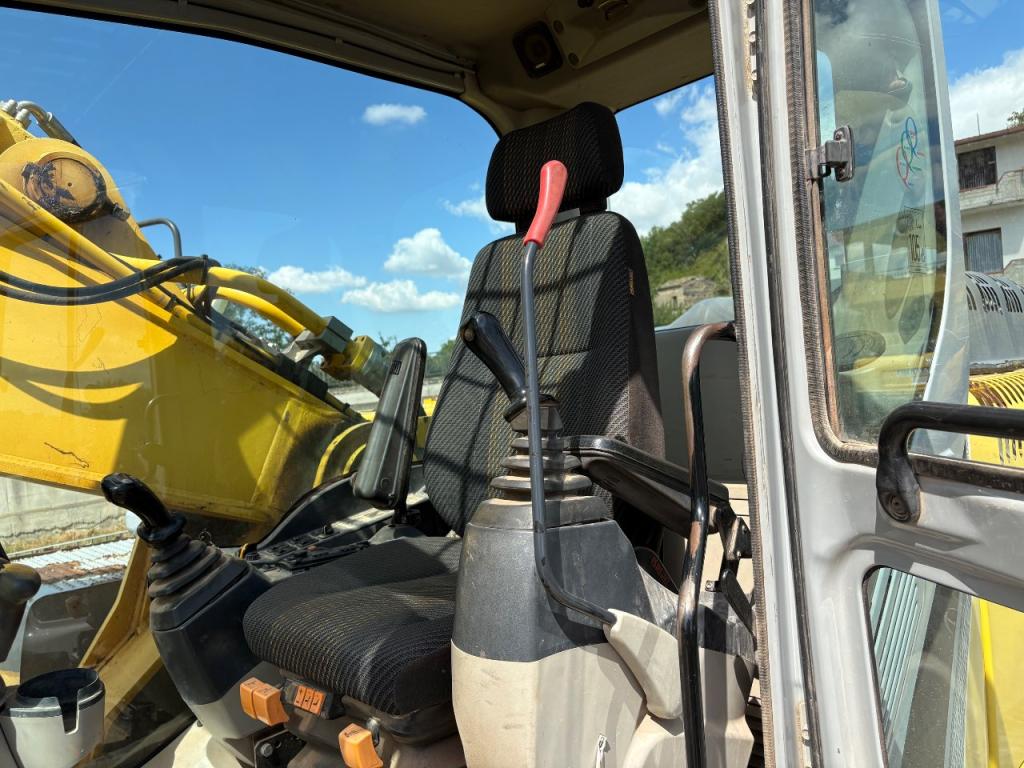 New Holland E385B Photo 6