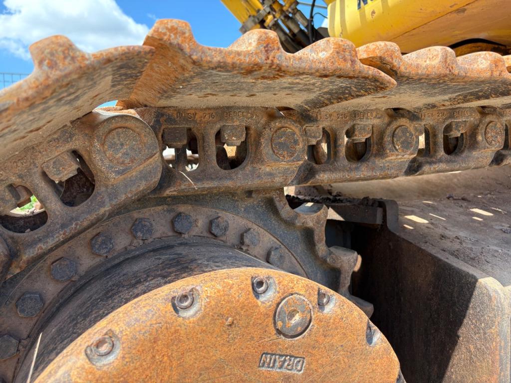 New Holland E385B Photo 8