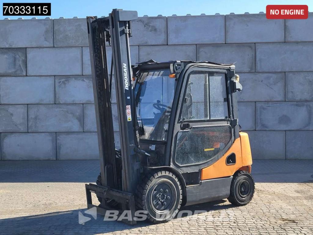 Doosan D25S -5 MISSING Engine & Seat Photo 13