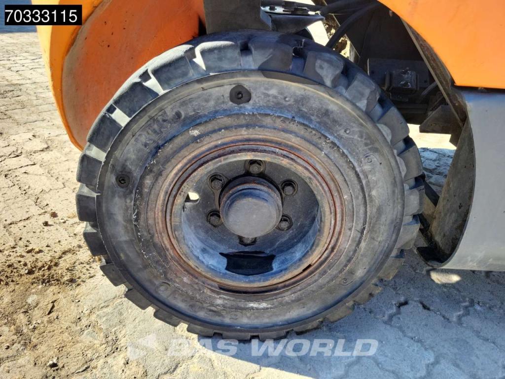 Doosan D25S -5 MISSING Engine & Seat Photo 15