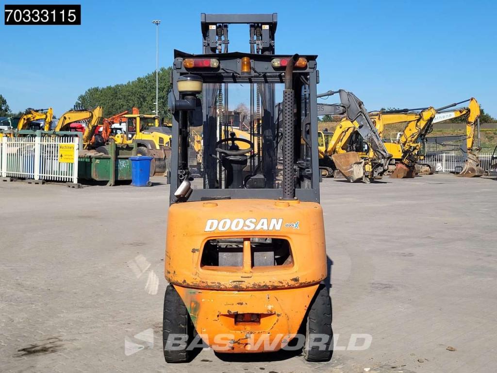Doosan D25S -5 MISSING Engine & Seat Photo 5