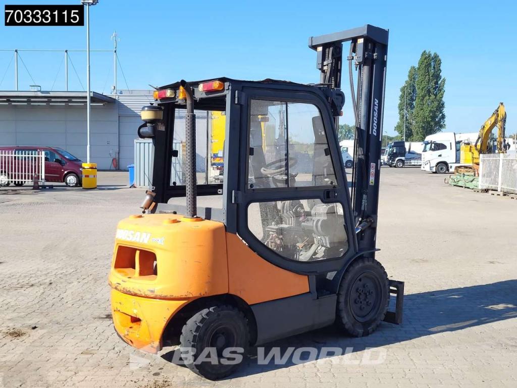Doosan D25S -5 MISSING Engine & Seat Photo 6