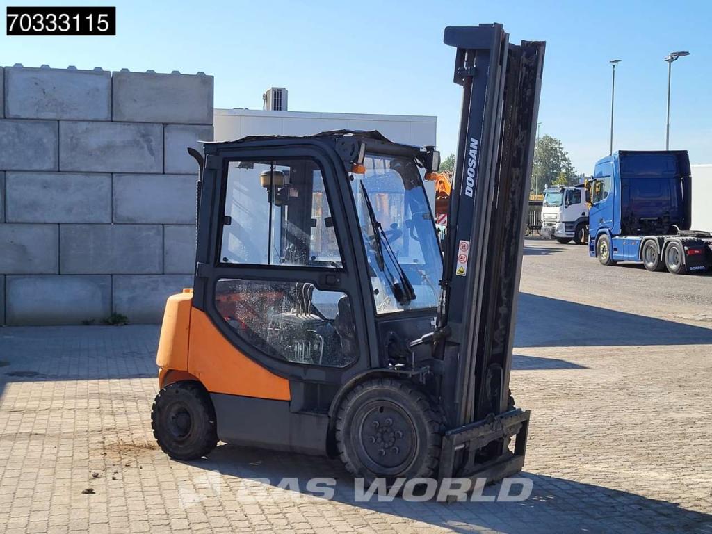 Doosan D25S -5 MISSING Engine & Seat Photo 7