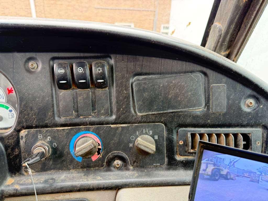 Caterpillar 725 - Automatic Greasing / Body Heating Photo 13