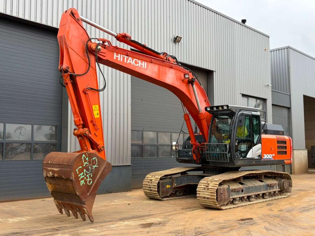 Hitachi ZX300LCN-6 Photo 2