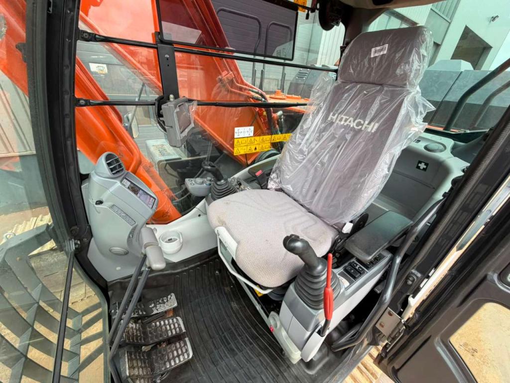 Hitachi ZX300LCN-6 Photo 20