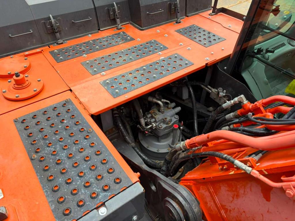 Hitachi ZX300LCN-6 Photo 29