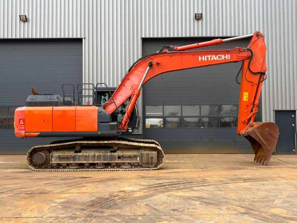 Hitachi ZX300LCN-6 Photo 6