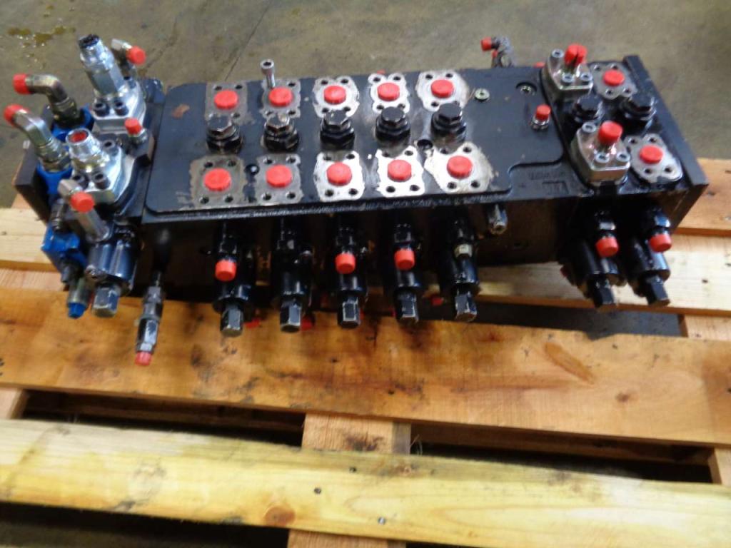 Distributeur hydraulique pour JCB JS 200W Photo 3