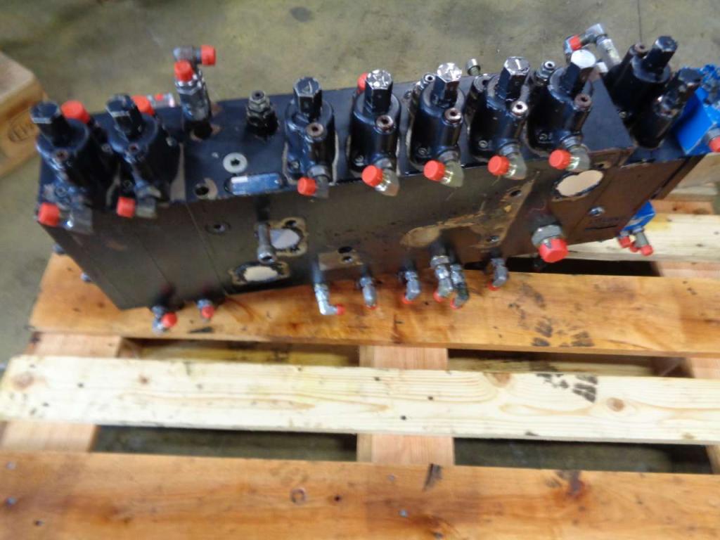 Distributeur hydraulique pour JCB JS 200W Photo 4