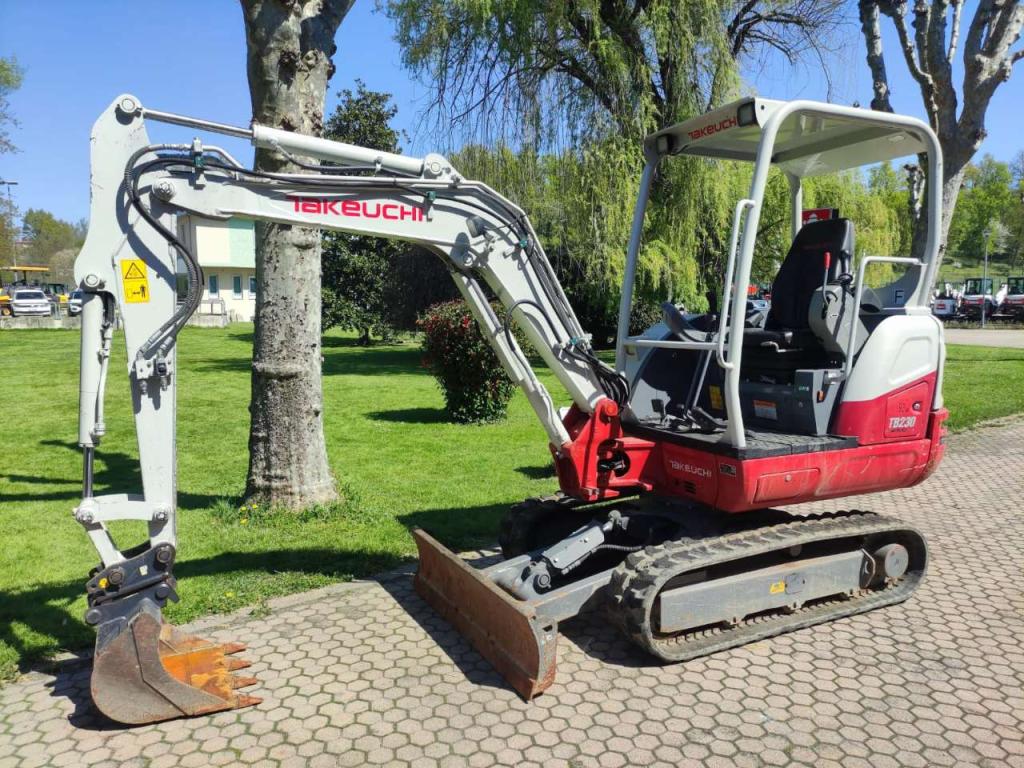 Takeuchi TB230 Photo 1