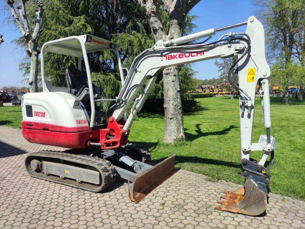 Takeuchi TB230 Photo 3