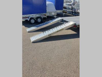Coppia di rampe in alluminio Lunghezza 3.500 mm - Portata 5.900 kg en vente par Progetto Rampe