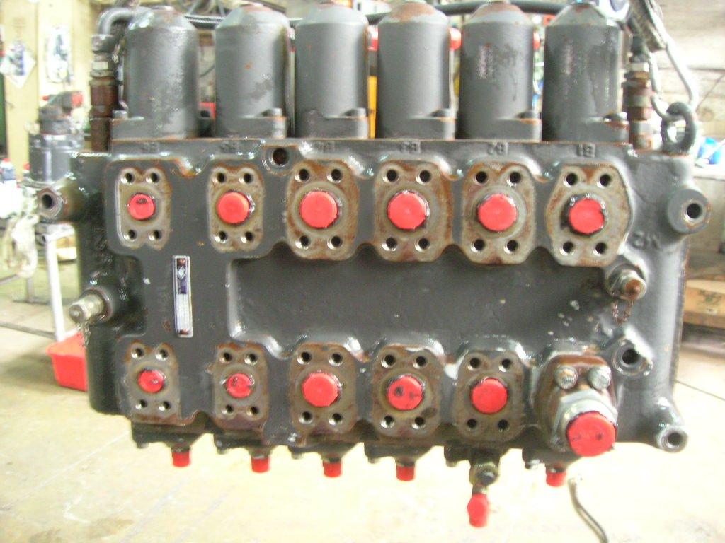 Distributeur hydraulique pour O&K MH Plus Photo 1