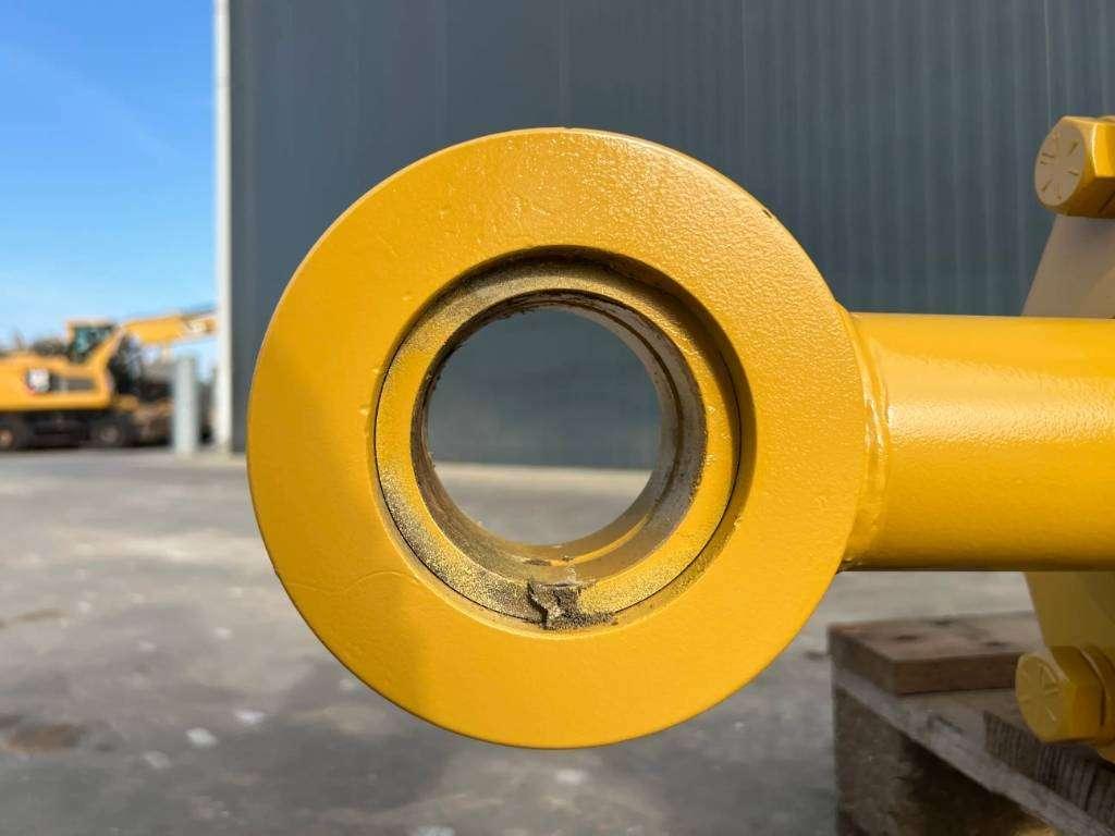 Caterpillar D8 Cylinder Photo 4