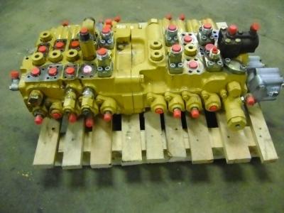 Distributeur hydraulique pour Caterpillar 320 B en vente par PRV Ricambi Srl